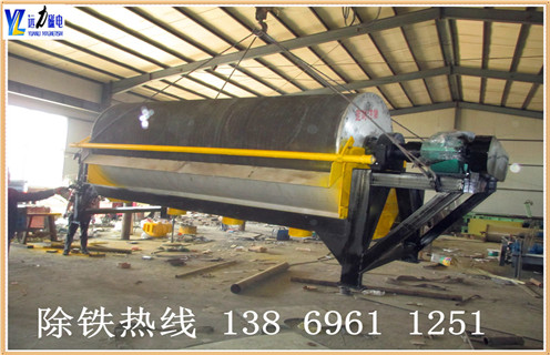 CTB永磁筒式磁選機(jī)的組成 CTB永磁筒式磁選機(jī)由永磁圓筒.槽體.均勻布料器.機(jī)架.傳動裝置.磁系調(diào)整裝置.精礦槽.尾礦槽等組成,針對大磁包角設(shè)計(jì)的特殊結(jié)構(gòu)槽體設(shè)置了進(jìn)礦口.溢流口.粗顆粒排出孔.精礦口以及精礦漂洗水管.在卸礦區(qū)域設(shè)置噴淋管, 可減少精礦夾雜,提高精礦品位.礦漿從溢流口排出后沿軸向均勻分布, 特別設(shè)置的篩板又能避免粗顆粒及雜物進(jìn)入槽體 二.CTB永磁筒式磁選機(jī)價格影響因素 永磁筒式設(shè)備大大提高了磁選機(jī)的處理能力, 為新建或改擴(kuò)建大型鐵礦選礦廠的設(shè)備選型提供了更多的選擇.筒式磁選機(jī)比較價格比較便宜,幾千到幾萬的都有,根據(jù)處理量的不同來具體定價.