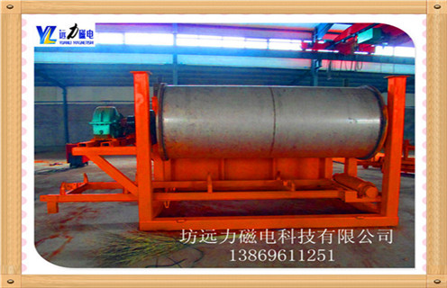 永磁筒式磁選機磁系的設計必須遵循下述的原則: (1)磁選機工作區(qū)的磁系密度絕對值應該盡可能的提高; (2)磁力的直徑向分量盡可能大,而切向分量盡可能減小; (3)保證磁場有足夠的作用深度; 2.永磁筒式磁選機的磁系分析 永磁筒式磁選機需要產(chǎn)生一定強度的磁場,而且要求磁場中的大部分磁通能集中通過分選空間.為此,常用鐵磁物質(zhì)做成一定形狀的磁導體與分選空間一起構成磁路.在磁導體的某一部分繞上線圈,或磁導體圍繞線圈.由于鐵磁物質(zhì)的磁導率比空氣的大得多,因此,大部分磁通就集中在由磁導體構成的路徑中通過. 對于永磁磁選機,是將上述磁路的通電線圈換成永磁體. 磁路和電路在形式上雖然相似,但有本質(zhì)區(qū)別.電路是有導電率較大的金屬導體所構成的閉合回路,全部電流在導體內(nèi)流通,磁路則是由磁導率較大的磁導體所構成的閉合回路,大部分磁通在磁路內(nèi)通過.