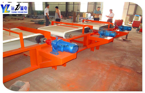 干式磁選機(jī)工作原理及參數(shù),遠(yuǎn)力磁電生產(chǎn)的干式磁選機(jī),所選擇的礦物主要是石英砂,石英砂其實是一種重要的非金屬礦物,主要是被石英石加工破碎.石英砂的一個重要應(yīng)用是作為陶瓷體和釉料原料使用,但往往含有赤鐵礦,褐鐵礦,黑云母等雜質(zhì). 1.干式磁選機(jī)的工作原理 石英砂干式高強(qiáng)磁磁選機(jī)可以去除一種鐵雜質(zhì),提高煅燒后石英砂的亮度,以及陶瓷制品的光澤度,從而提高產(chǎn)品的價值石英砂干式高強(qiáng)度磁選機(jī)使用帶式分選結(jié)構(gòu),在整個工作區(qū)從進(jìn)料到物料,由帶驅(qū)動的材料,物料可以進(jìn)行多次磁力攪拌,同時起到水沖洗的作用,去除磁性尾礦,帶有磁性將礦物輸送到選板機(jī)的退磁區(qū),使得具有磁性的礦物通過退磁裝置去除,完成修整過程,機(jī)器功率小,處理量大,磁場強(qiáng)度高,實現(xiàn)質(zhì)量好,可以獲得更大的效益.