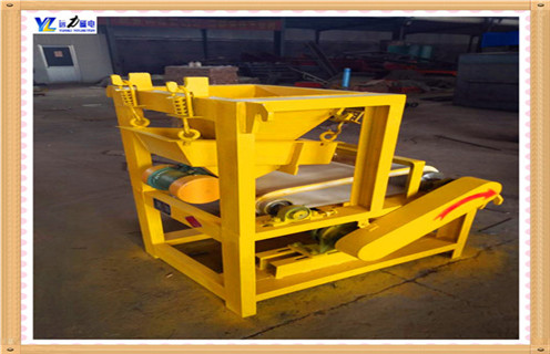 2..干式磁選機(jī)的磁系結(jié)構(gòu)及參數(shù) 2.1.采用優(yōu)質(zhì)材料作為磁性介質(zhì),磁場可有效聚合,有效磁分離磁感應(yīng)強(qiáng)度高,磁場強(qiáng)度7000至14000GS; 2.2.磁系統(tǒng)采用NdFeB高 2.3.節(jié)能環(huán)保:設(shè)備采用永磁體系統(tǒng),石英砂干式高強(qiáng)度磁選機(jī)低功耗,無勵磁和無耗電.磁系統(tǒng)不需要能量和冷卻系統(tǒng),結(jié)構(gòu)緊湊,重量輕,占地面積小,制造和運(yùn)行成本低,操作和維護(hù)方便,性能穩(wěn)定.低成本設(shè)備,空間發(fā)展理想; 2.4.設(shè)備用于刷洗卸礦,完全卸料,防止細(xì)礦物在工作區(qū)的吸附; 2. 5.適用范圍廣,礦物分選,分選效果高,濃度高,尾渣少.石英砂干式高強(qiáng)度磁選機(jī)有很多特點.