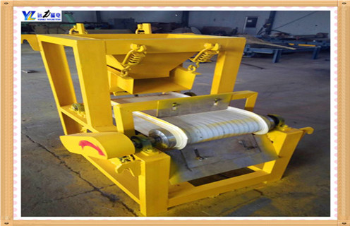 2.濕式雙輥磁選機設備的開機與運行: 2.1.首先清理運輸及裝卸過程中的雜物,清理磁選機筒體,手轉動磁選機應無碰撞.雜音,緊固松動的螺絲. 2.2.空機運轉3小時以上,無異常方可投料試車. 2.3.減速器加注潤滑油,多少以油窗指示為準.出廠時間較長或在環境溫度-5~35攝氏溫度以外環境使用的磁選機,應根據當地環境加注.更換潤滑油. 2.4.調整磁系:調整螺絲,一般磁力線露出不銹鋼板15~20mm即可順利出料. 2.5.停機時先停止給料,繼續運轉,待物料排空后方可停機.開機時,先開機.給水后方可進料. ?2.6.磁選機應定期維護.潤滑活動部位,緊固螺絲