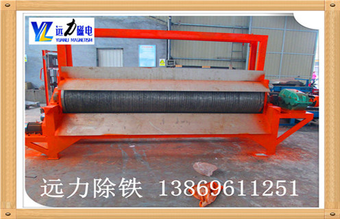 1.濕式磁選機(jī)如何選擇 1.1 濕式磁選機(jī)有三種槽體:順流槽體.逆流槽體.半逆流槽體.不一樣槽體對(duì)于物料的精細(xì)度的工作也不一樣,這個(gè)詳細(xì)的選擇還要依據(jù)周身環(huán)境的,地質(zhì)及物料的特色,然后結(jié)合自然條件選擇再依據(jù)設(shè)備的特色進(jìn)行選擇,防止出現(xiàn)"不適應(yīng)"運(yùn)作疑問(wèn)出現(xiàn). 2.濕式磁選機(jī)三種槽體的特色: 順流式濕式磁選機(jī)相對(duì)逆流式和半流式的槽體來(lái)說(shuō),它的處理才能大,順流式槽體適宜于處理較粗粒度的強(qiáng)磁性物料的粗選和精選.順流式磁選機(jī)有一個(gè)需要特色留意的地方即是:一定嚴(yán)厲的操控給礦的粒度,不能過(guò)大或許過(guò)小,過(guò)大的時(shí)分脈石與磁性物體別離不開(kāi),磁性礦粒簡(jiǎn)單損失于尾礦,會(huì)下降精礦的質(zhì)量 3.濕式永磁磁選機(jī)的三種形式工作狀態(tài) 3.1順流式槽體濕式磁選機(jī)可以完成連體機(jī)工作,進(jìn)步精礦的質(zhì)量. 3.2 逆流式磁選機(jī)適宜于細(xì)粒強(qiáng)磁性礦藏的粗選與掃選工作,回收率較高,但精礦檔次較低.由于粗粒物料易沉積阻塞選別空間,更不容別離開(kāi)來(lái),所以逆流型磁選機(jī)不適于處理粗粒物料,盡量防止運(yùn)用逆流式濕式磁選機(jī)進(jìn)行精選,牢記. ? 3.3半逆流磁選機(jī)它一起具有自己順流槽體的優(yōu)勢(shì)和逆流槽體的優(yōu)勢(shì),半逆流磁選機(jī)在礦設(shè)技術(shù)流程中所占的比重略大.它充分體現(xiàn)了順流式和逆流式的優(yōu)勢(shì),而且還逾越了那兩種槽體,由于它還適宜于處理0.5mm以下的礦粒的粗選和精選,不光可以多臺(tái)串聯(lián)和并聯(lián),還可以完成屢次的掃選和精選.是不是很強(qiáng)壯.