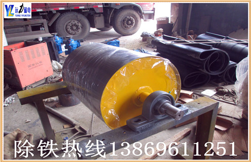 采用永磁滾筒的強(qiáng)磁處理碳酸鈣水效果顯著,高爐冷卻系統(tǒng)對于高爐正常生產(chǎn)和長壽至關(guān)重要.如果冷卻水有問題,在冷卻器水管內(nèi)部沉淀雜質(zhì)或結(jié)垢或被腐蝕,那么這些部位就會產(chǎn)生局部過熱現(xiàn)象,造成溫度的上升,無論冷卻器在設(shè)計(jì)上多么合理,終究擺脫不了被燒壞的命運(yùn).那什么能夠解決的這種棘手的問題呢?那就是永磁滾筒,接下來就由濰坊遠(yuǎn)力小編給大家介紹一下永磁滾筒如何運(yùn)用技術(shù)著手處理高爐循環(huán)冷卻水的. 采用永磁滾筒的強(qiáng)磁處理循環(huán)冷卻水可抑制碳酸鈣沉淀的生成,使得原來附著在管壁上的舊垢明顯脫落.經(jīng)過對試驗(yàn)數(shù)據(jù)的整理分析,得到磁化防垢效果的最佳方案為磁場強(qiáng)度為34000 Gs.磁處理能夠起到降低pH值的作用.冷卻水的pH值隨著時(shí)間的延長而增加,pH 值的增大將有助于垢的生成.研究表明永磁滾筒中的磁處理能夠減緩pH值的增長速度,故能起到防垢抑垢的作用.水樣靜止12h后pH值的變化規(guī)律與試驗(yàn)進(jìn)行中類似,說明磁處理具有“記憶效應(yīng)”.隨著時(shí)間的增加.水溫的升高,經(jīng)過磁場強(qiáng)度34000Gs處理的循環(huán)水的電導(dǎo)率下降的時(shí)間推后,使析出晶核的時(shí)間延長,抑制沉淀的產(chǎn)生