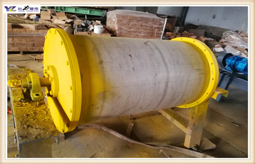 采用永磁滾筒的強(qiáng)磁處理碳酸鈣水效果顯著,高爐冷卻系統(tǒng)對于高爐正常生產(chǎn)和長壽至關(guān)重要.如果冷卻水有問題,在冷卻器水管內(nèi)部沉淀雜質(zhì)或結(jié)垢或被腐蝕,那么這些部位就會產(chǎn)生局部過熱現(xiàn)象,造成溫度的上升,無論冷卻器在設(shè)計(jì)上多么合理,終究擺脫不了被燒壞的命運(yùn).那什么能夠解決的這種棘手的問題呢?那就是永磁滾筒,接下來就由濰坊遠(yuǎn)力小編給大家介紹一下永磁滾筒如何運(yùn)用技術(shù)著手處理高爐循環(huán)冷卻水的. 采用永磁滾筒的強(qiáng)磁處理循環(huán)冷卻水可抑制碳酸鈣沉淀的生成,使得原來附著在管壁上的舊垢明顯脫落.經(jīng)過對試驗(yàn)數(shù)據(jù)的整理分析,得到磁化防垢效果的最佳方案為磁場強(qiáng)度為34000 Gs.磁處理能夠起到降低pH值的作用.冷卻水的pH值隨著時(shí)間的延長而增加,pH 值的增大將有助于垢的生成.研究表明永磁滾筒中的磁處理能夠減緩pH值的增長速度,故能起到防垢抑垢的作用.水樣靜止12h后pH值的變化規(guī)律與試驗(yàn)進(jìn)行中類似,說明磁處理具有“記憶效應(yīng)”.隨著時(shí)間的增加.水溫的升高,經(jīng)過磁場強(qiáng)度34000Gs處理的循環(huán)水的電導(dǎo)率下降的時(shí)間推后,使析出晶核的時(shí)間延長,抑制沉淀的產(chǎn)生