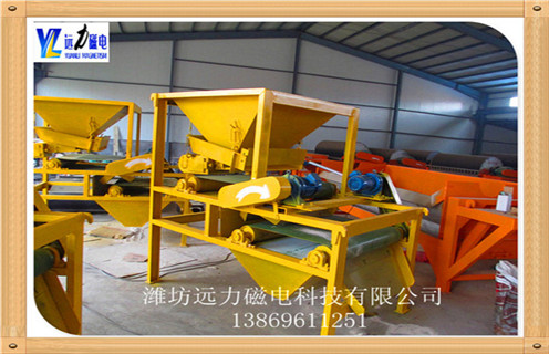 永磁磁選機(jī)的試車流程是啥樣子的,濰坊遠(yuǎn)力磁電生產(chǎn)的永磁磁選機(jī)是根據(jù)各種礦物不同的比磁化系數(shù),利用磁力進(jìn)行礦物分選.當(dāng)?shù)V漿進(jìn)入分選區(qū)時(shí),由于各種礦物比磁化系數(shù)不同,在磁場磁力作用下,強(qiáng)磁性礦物被吸附在圓筒表面上,隨圓筒旋轉(zhuǎn)帶到精礦礦口,脫離磁系后借精礦沖洗水排入精礦箱;脈石和弱磁性礦物不能被磁力吸引,在槽體內(nèi)礦漿流的作用下,順圓筒旋轉(zhuǎn)方向自流進(jìn)入尾礦排礦箱.