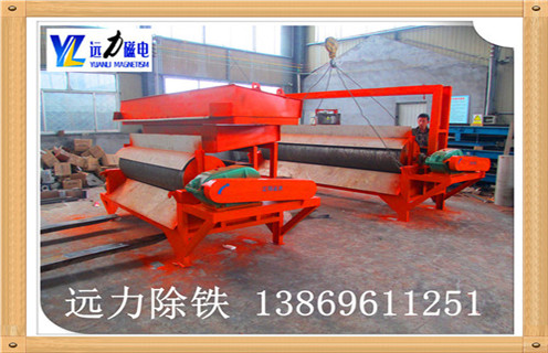 滾筒是永磁磁選機的核心部分,是影響磁選設備高效分選的重要指標,滾筒主要包括筒體.磁系.軸承,針對我公司的磁選設備滾筒的詳細分析,遠力磁電小編溫馨提示如下: 1.永磁磁選機材質: 皮為5mm厚優質不銹鋼板(1Cr18Ni9Ti),外包5mm厚高耐磨硫化橡膠,采用在硫化罐內直接硫化工藝制作,粘結強度高,使用過程中不會出現大塊脫落現象,使用壽命3年以上.端蓋為離心鑄造鋁合金,材質密實,無砂眼.氣孔缺陷. 2.永磁磁選機制作工藝: 筒皮與法蘭焊接后采用整體加工工藝,保證了筒體的平行變和重直變,對行長軸承壽命有了可靠保障.端蓋與法蘭間采用密封墊加密封膠工藝,確保筒體不進水,大大長磁系的使用壽命. 3.永磁磁選機磁系的材料選擇: 磁性材料全部采用國內知名廠家生產的高性能.高矯頑力.高剩磁的Y30BH鐵氧體和N40H釹鐵硼材料,保證磁系8年內退磁不超過5%.